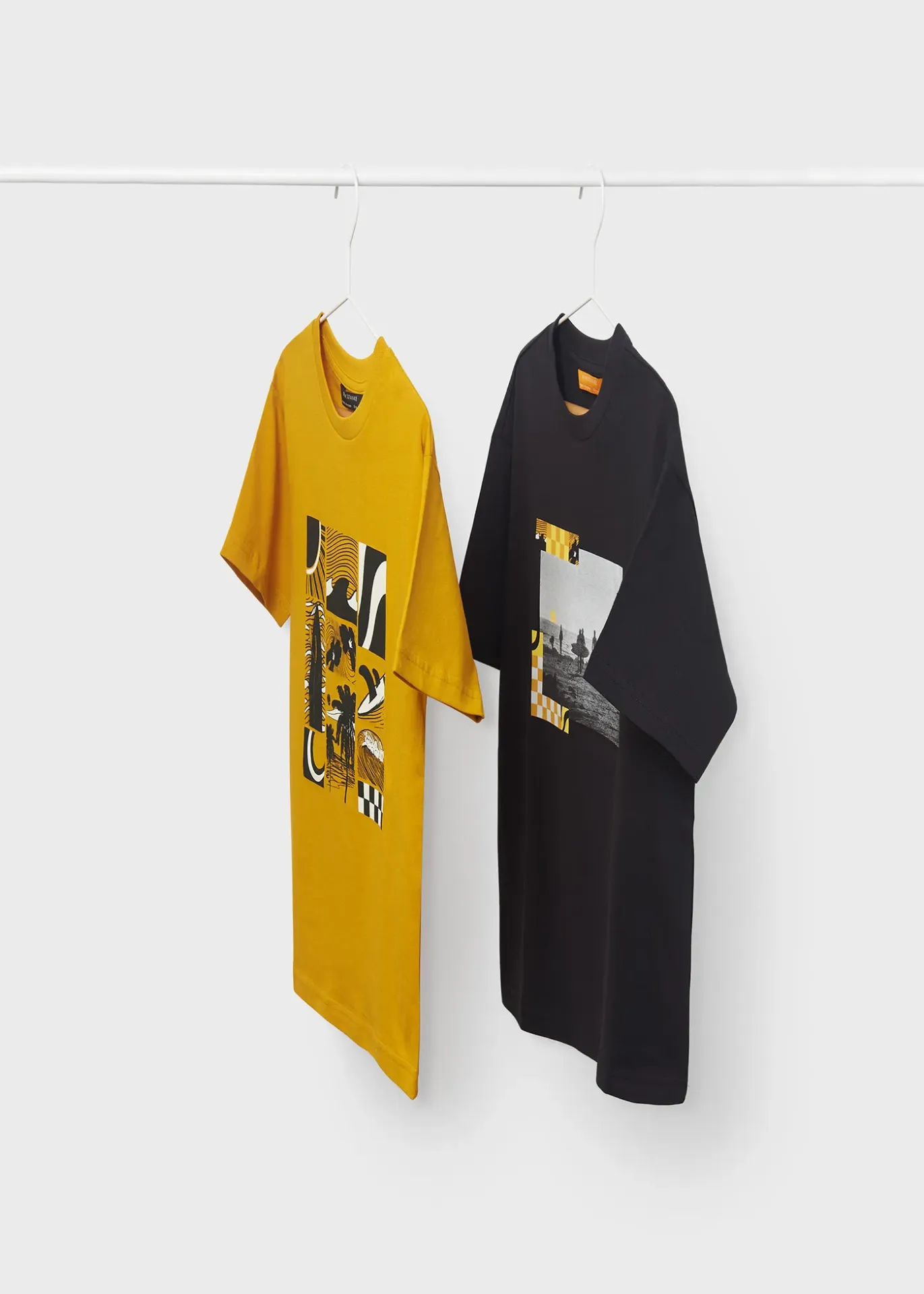 Camiseta Negra/ Mostaza Estampada